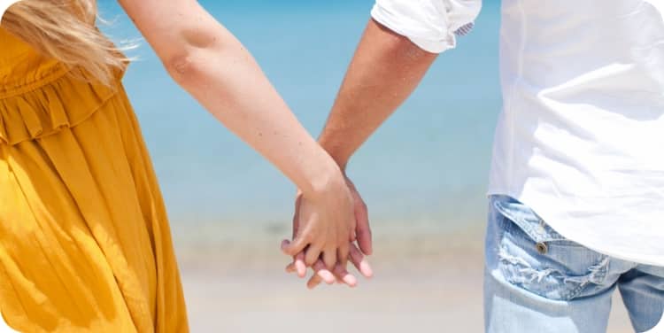 手をつなぐカップル