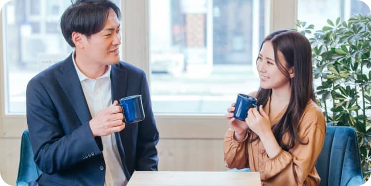 アウトドアを楽しむカップル