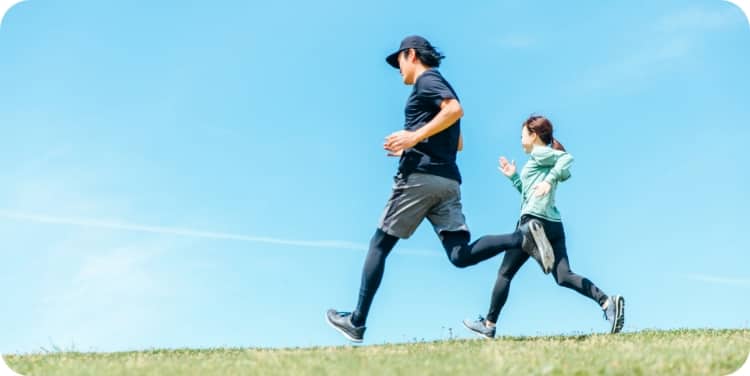 カップルでジョギングする様子